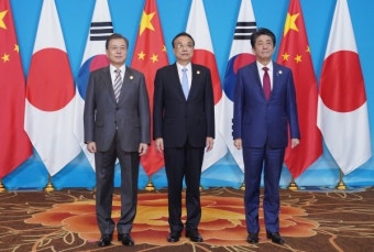 문 대통령 '한중일 자유무역·동북아 평화협력' 강조