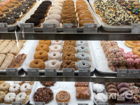 [현장] 노티드·랜디스도넛 앞에서 찰칵···줄 서서 도넛 사는 이유