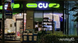 불투명 시트지 없애는 편의점, 현장에선 반신반의