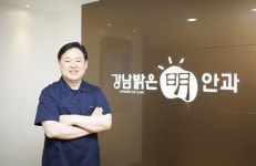 강남밝은명안과 송명철 원장, 대한민국 100대 명의 안과부문에 선정