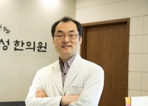 의미 없는 소음 이명 지속된다면 원인에 따른 치료 필요