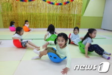 요리사를 꿈꾸며 서울상상나라 방학프로그램에 참여하는 5세 꿈나무들