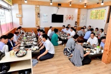 제천시청 직원들 매주 수요일 인근식당에서 점심식사