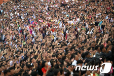 SCMP 문 대통령, 최초로 대중연설...북한주민 기립박수