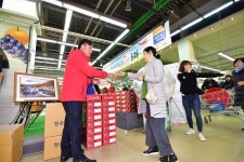 청송사과, 서울 하나로클럽 양재점서 인기 만점