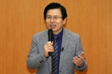 황교안 전 총리 입당 앞두고, 친박 · 비박 다툼 시작