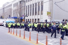 전두환 재판 앞둔 광주법원, 긴장감 속 경찰헬기까지 떠 있어
