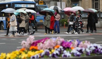[14일 오늘날씨] 전국 강풍에 요란한 봄비 곳곳 우박, 낮기온 뚝…초미세먼지 보통·좋음