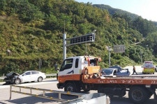 삼척 신기1터널 부근 승용차 4중 추돌사고...3명 중상, 8명 경상