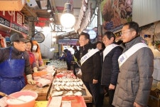 영천시 공무원, 설맞이 전통시장 장보기 행사 가져