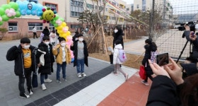 전국 유치원, 초·중·고·특수학교 일제히 개학 ... 학부모 기대 반 걱정 반