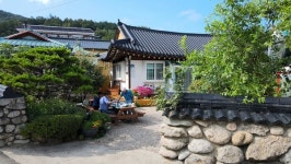 [EBS 한국기행] 설악 앞마당, 동해 뒷마당…속초 돌담길 한옥마을 풍경