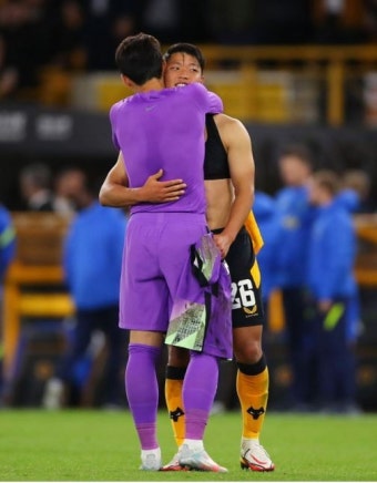 손흥민·황희찬, EPL 무대서 맞대결 ... 경기 후 유니폼 교환