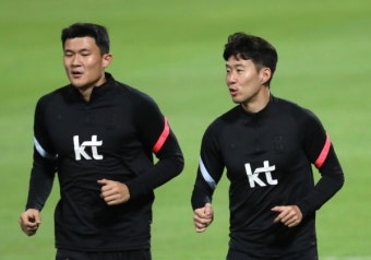 토트넘, 김민재 영입 적극 추진 … 통역 나선 손흥민 가교 역할도