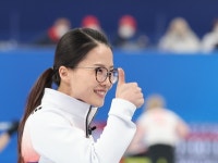  日 매체, 컬링 김은정 찬사 ... 안경선배 슈퍼샷 연발에 무릎 꿇었다