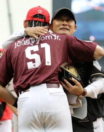 닮은꼴 이종범·이정후 父子 ... '부자 타격왕' 이어 '부자 MVP' 탄생하나