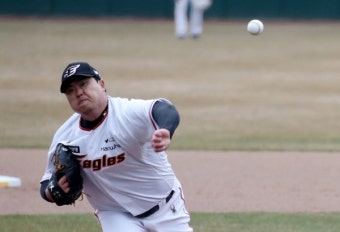 '괴물' 류현진 4이닝 1실점 호투 ... 한화, KIA에 9-1 콜드게임 승