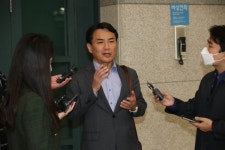 김진태 지사 검찰 조사 받아 … 명태균 공천 부정 청탁 의혹 관련