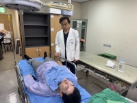 정이한 부산시장 후보 '커피 공격'에 병원 이송 ... 