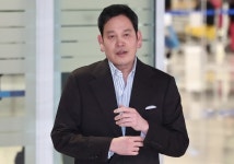 정용진 신세계그룹 회장, 스타벅스 '탱크 데이' 논란에 직접 사과…대표 해임까지 초강수