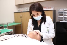 피부 건조함으로 인한 주름 고민? 맞춤 피부과 시술로 개선
