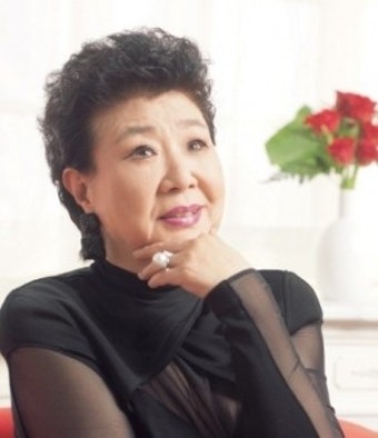‘밤안개’ 부른 원로가수 현미, 별세… 향년 85세