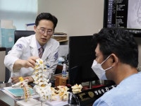 추워지면 더 아픈 ‘허리’… 겨울철 시니어 척추 건강 관리법