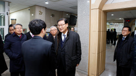한국교회에 사과한 명성교회 장로들, 세습 반대 목사 찾아가 항의