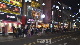 금요일 밤 신촌에 미투 아멘!이 울려 퍼졌다