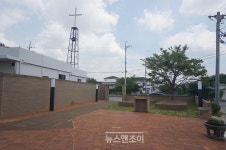 위가 아닌 아래를 향하는 교회