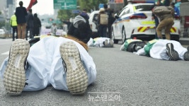 톨게이트 노동자들, 직접 고용 요구하며 오체투지 마음속으로 주여, 주여 외치며 기도했다