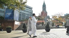 톨게이트 노동자들, 직접 고용 요구하며 오체투지 마음속으로 주여, 주여 외치며 기도했다
