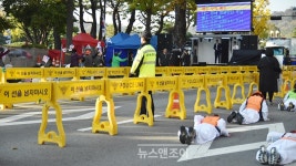 톨게이트 노동자들, 직접 고용 요구하며 오체투지 마음속으로 주여, 주여 외치며 기도했다