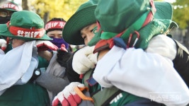 톨게이트 노동자들, 직접 고용 요구하며 오체투지 마음속으로 주여, 주여 외치며 기도했다