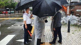전준구 목사 지지 교인들 방해로 3주째 예배당 문턱 못 넘는 로고스교회 장로들