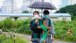 충남 당진 석탄 화력발전소 앞에 선 기독교인들…온실가스 배출 주범, 하루빨리 폐쇄해야