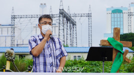 충남 당진 석탄 화력발전소 앞에 선 기독교인들…온실가스 배출 주범, 하루빨리 폐쇄해야