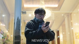 길거리에서 싸우는 이들과 성탄의 기쁨을 나눈 그리스도인들