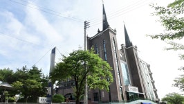 내 뜻과 안 맞는 사람은 떠나라 정년 지나도 버티는 목사…교인 100명 떠나