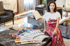 [포토] 2018 충청권 중소벤처기업 박람회 홍보대사 한은정, 주식회사 아토이의 펀트 제품과 함께 포즈