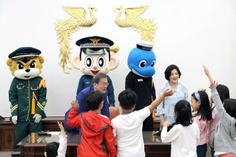 문재인 대통령 어린이날 맞아 