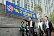 [포토]  박홍근 의원, 중랑구 망우역 보행로 개통 공사 완료..주민들과 축하