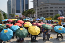 [2보] 명동 한 복판에 불법 LED 전광판..공무원 “기술력 부족해 철거 못해?..중구청은 뒷짐”