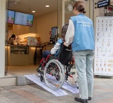 휠체어 사용자 마음으로... 포스코인터 임직원들 이동정보 수집 봉사