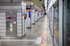 서울 지하철 바뀐 마스크 배포방식, 사람들은 몰라 출입구에 마스크 배치→역무실 방문해야 수령