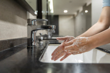 코로나19 환자 머문 방 환경오염 측정 결과, 청소전 양성이었으나 청소후 음성