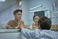 백신접종에도 뚫린 요양병원들 대면 면회 제한해달라