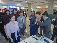 이준석·이주영 의원, 카카오·네이버·구글·동아ST-메쥬·오라클·메디웨일·에이슬립 전시부스 방문