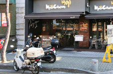 교촌치킨 배달료 유료화 외식업계 기대 반 걱정 반