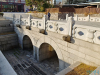 경희궁 금천교가 서울역사박물관 앞에 있는 까닭은?